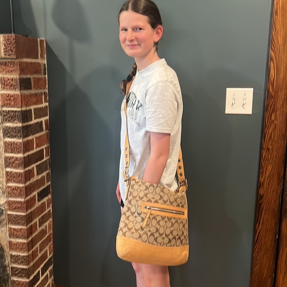 Vintage Coach Crossbody bag. - Picture 4 of 12